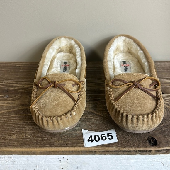 Minnetonka  size 8 new upper leather. Faux lining very soft. - Picture 1 of 6